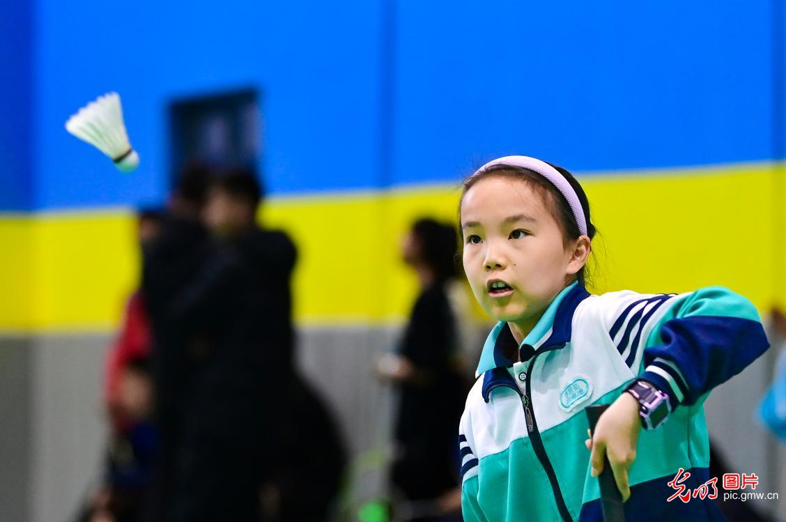 内蒙古鄂尔多斯：首届中小学生羽毛球锦标赛开赛