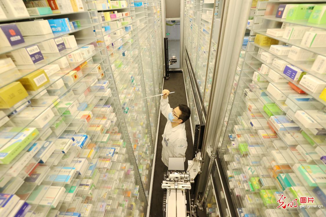 浙江湖州：分药机器人“上岗”服务