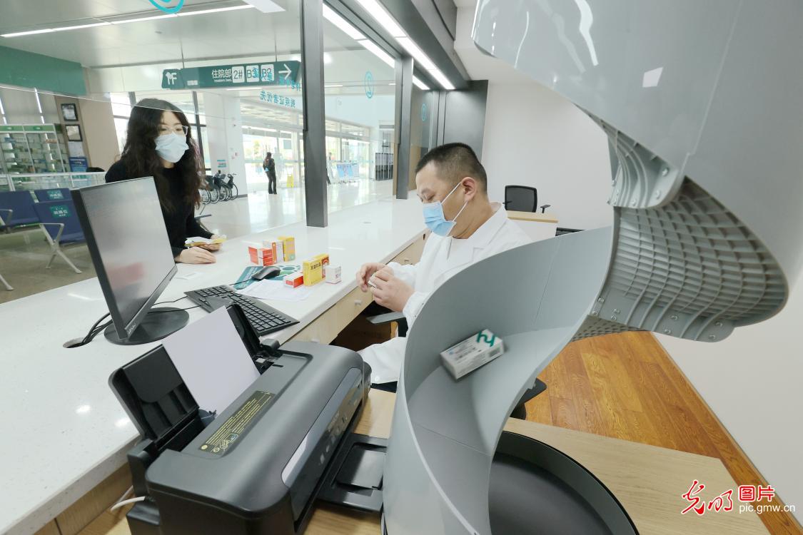 浙江湖州：分药机器人“上岗”服务