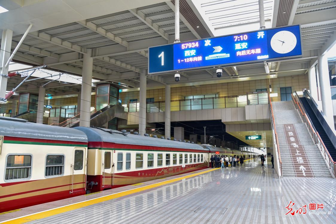 陕西西安：教育列车助力红色文旅