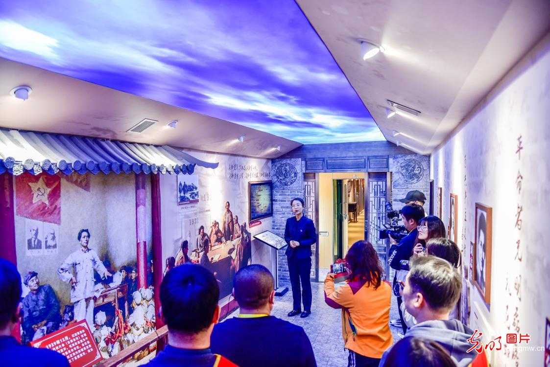 陕西西安：教育列车助力红色文旅