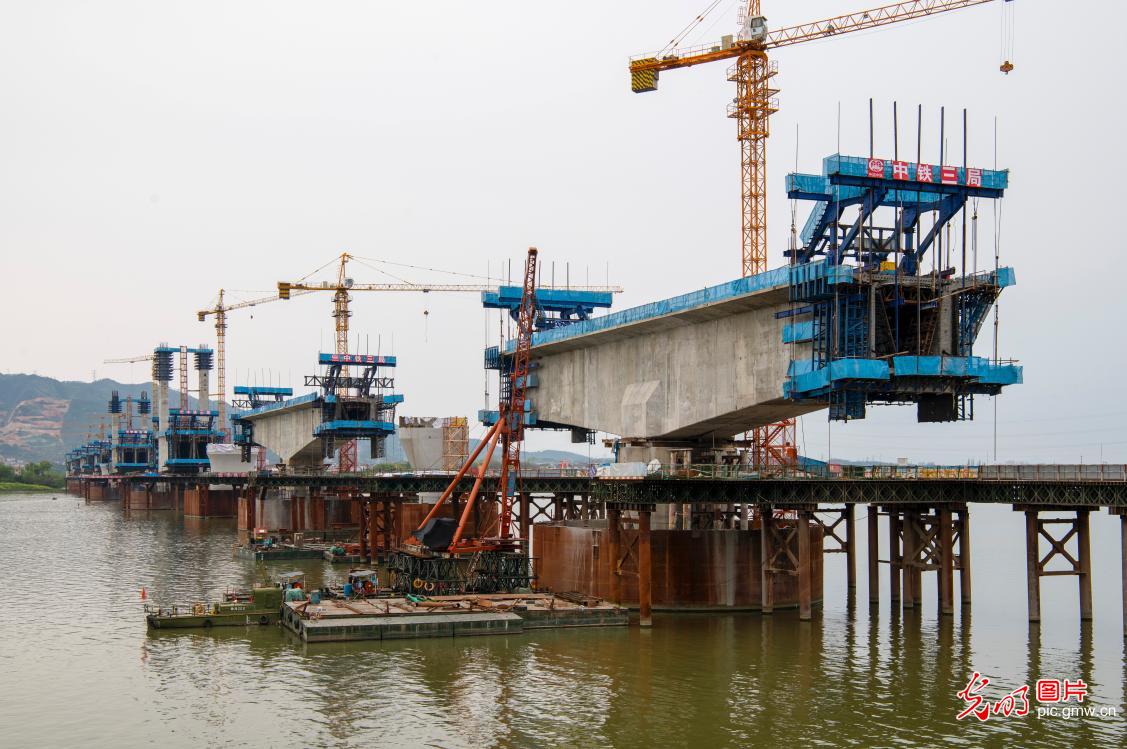 浙江金华：金建高铁兰江特大桥抢抓施工