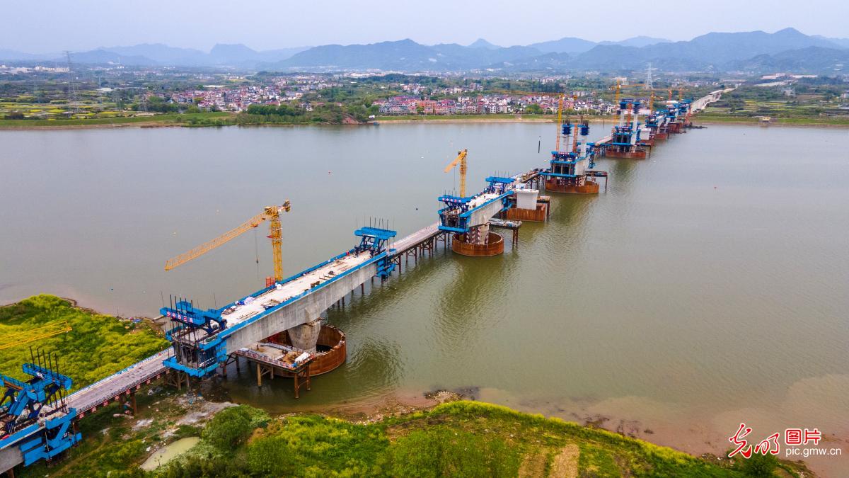 浙江金华：金建高铁兰江特大桥抢抓施工