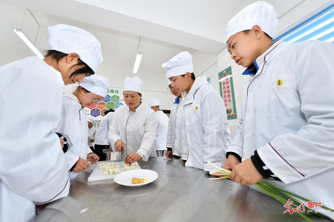 湖北保康：劳动教育助成长