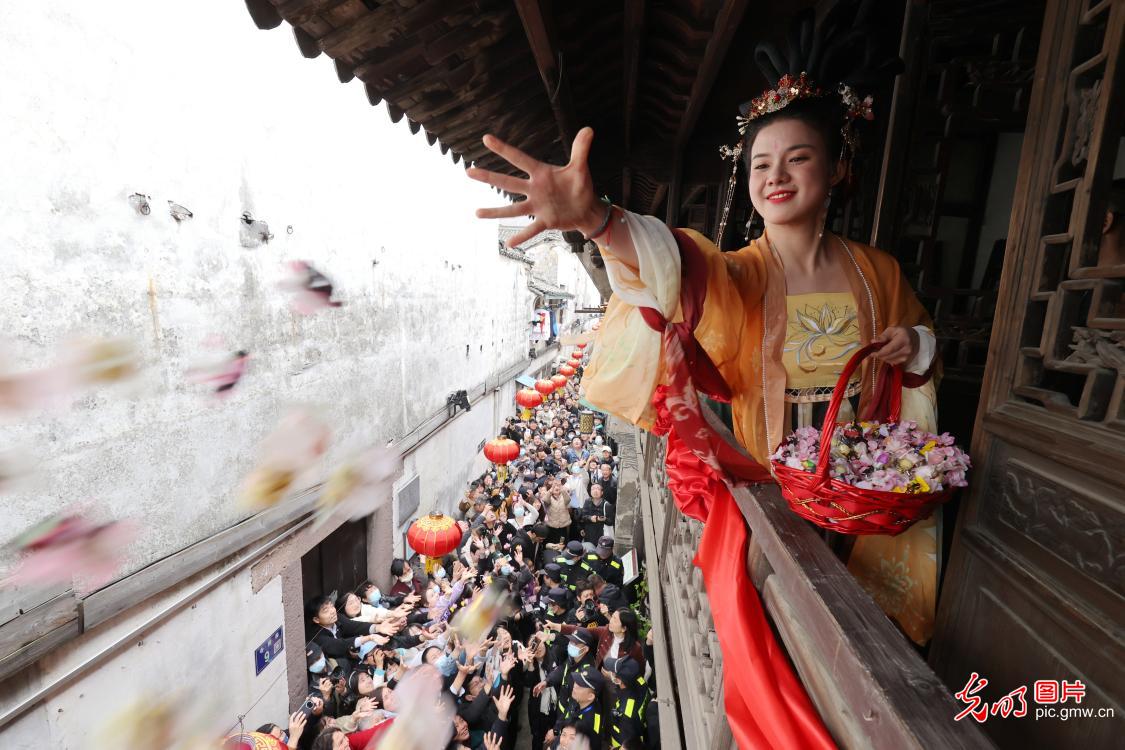 第二十五届蚕花庙会浙江德清举行 第二十五届蚕花庙会浙江德清举行