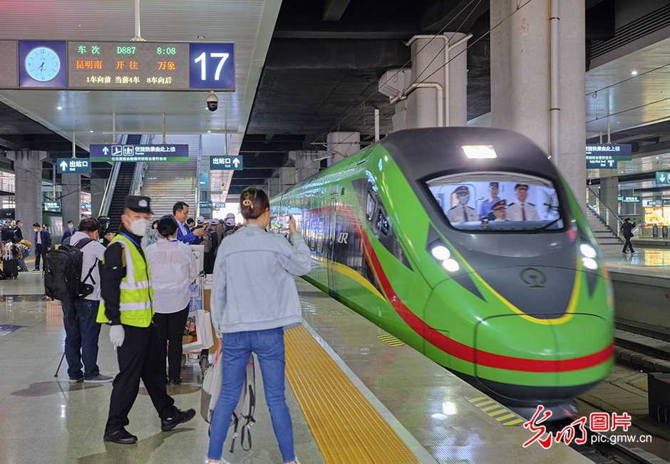 中老铁路国际旅客列车开通