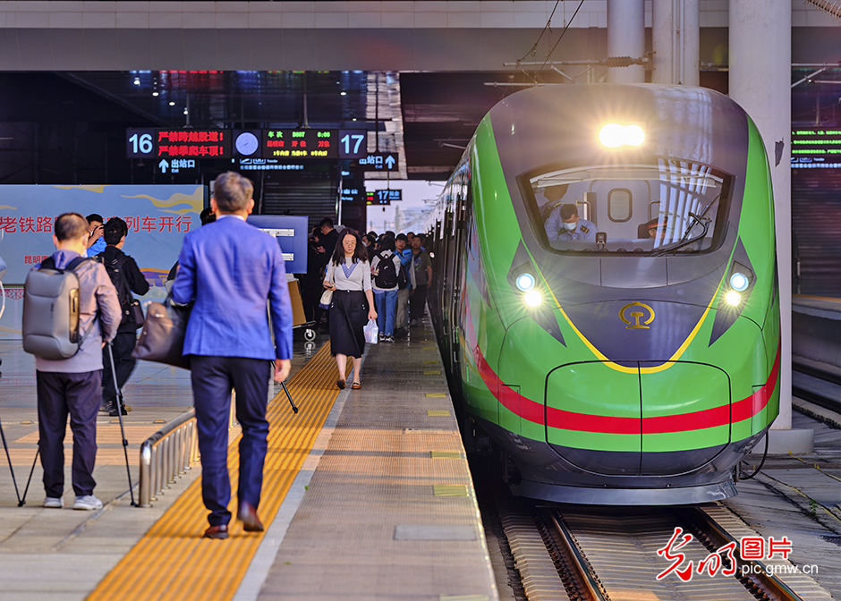 中老铁路国际旅客列车开通