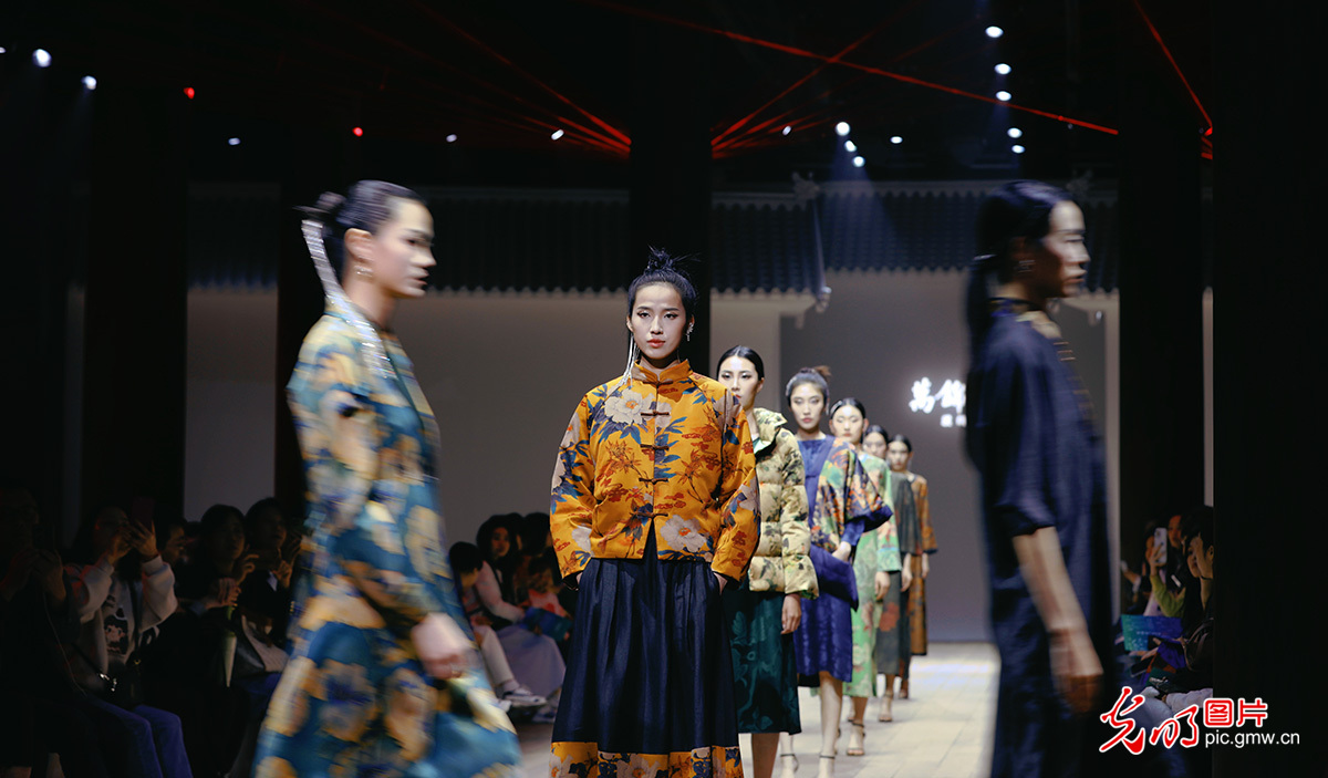 非遗时装秀绽放濮院时装周 非遗时装秀绽放濮院时装周