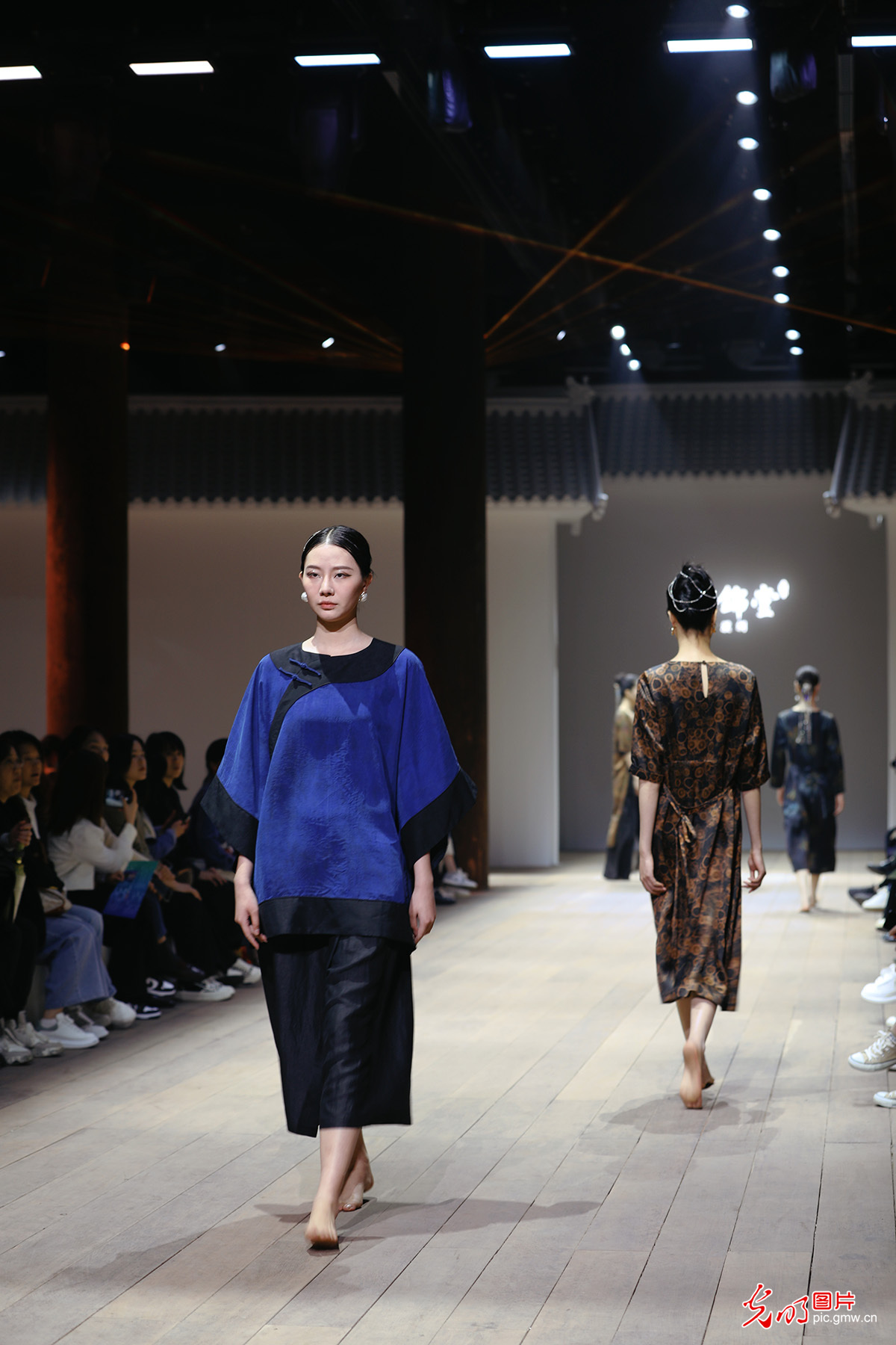 非遗时装秀绽放濮院时装周 非遗时装秀绽放濮院时装周