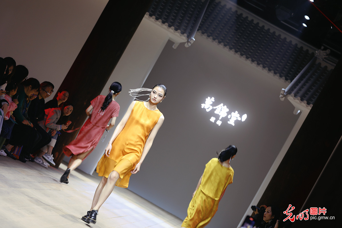 非遗时装秀绽放濮院时装周 非遗时装秀绽放濮院时装周