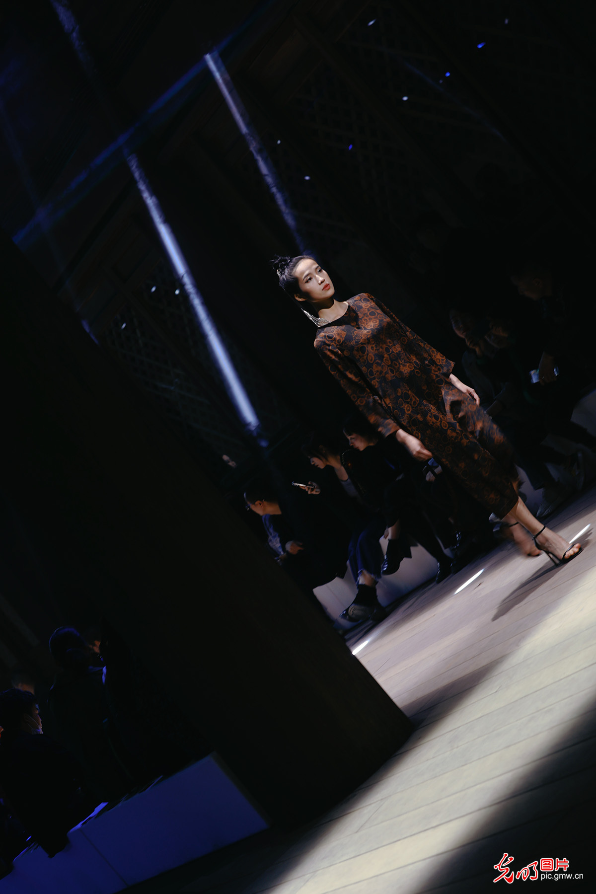 非遗时装秀绽放濮院时装周 非遗时装秀绽放濮院时装周