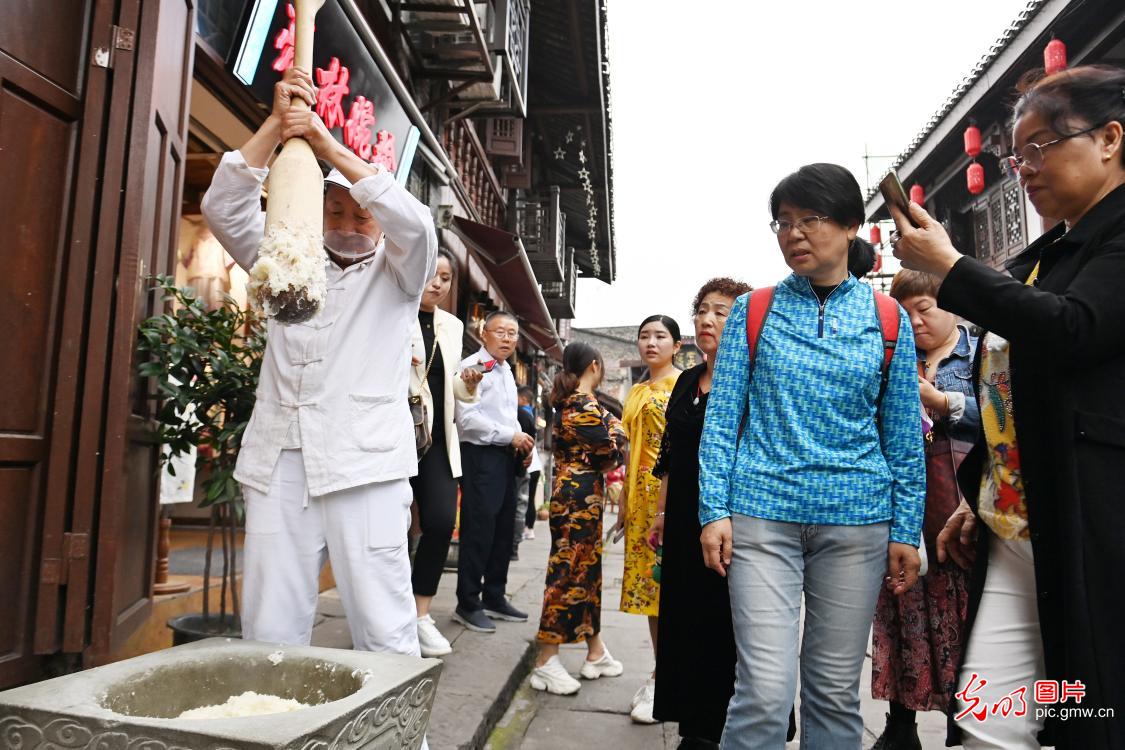 【消费提振】重庆：旅游复苏 磁器口古镇游人如织