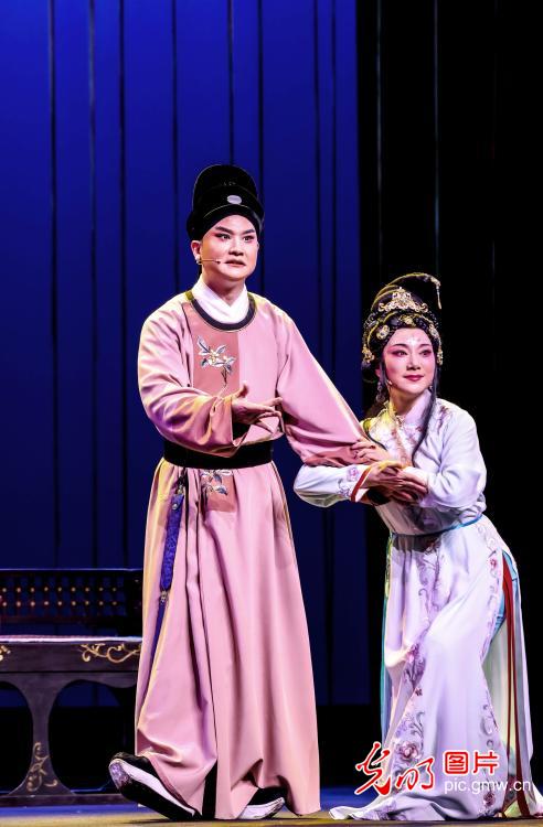 新编黄梅戏《舞衣裳》在武汉首演 新编黄梅戏《舞衣裳》在武汉首演