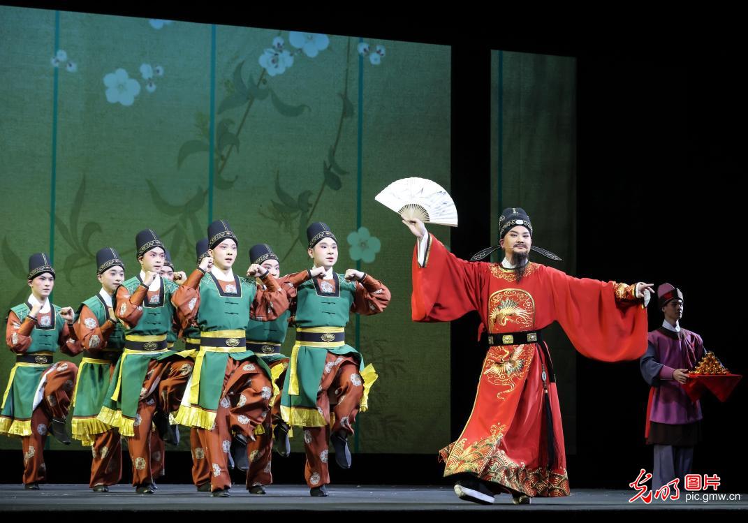 新编黄梅戏《舞衣裳》在武汉首演 新编黄梅戏《舞衣裳》在武汉首演