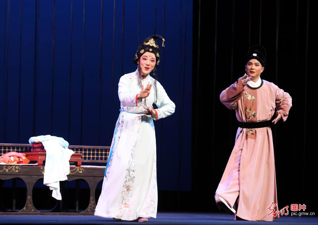 新编黄梅戏《舞衣裳》在武汉首演 新编黄梅戏《舞衣裳》在武汉首演