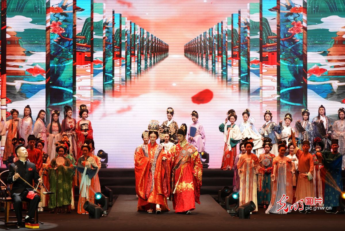 湖北宣恩：美轮美奂的华服主题秀典