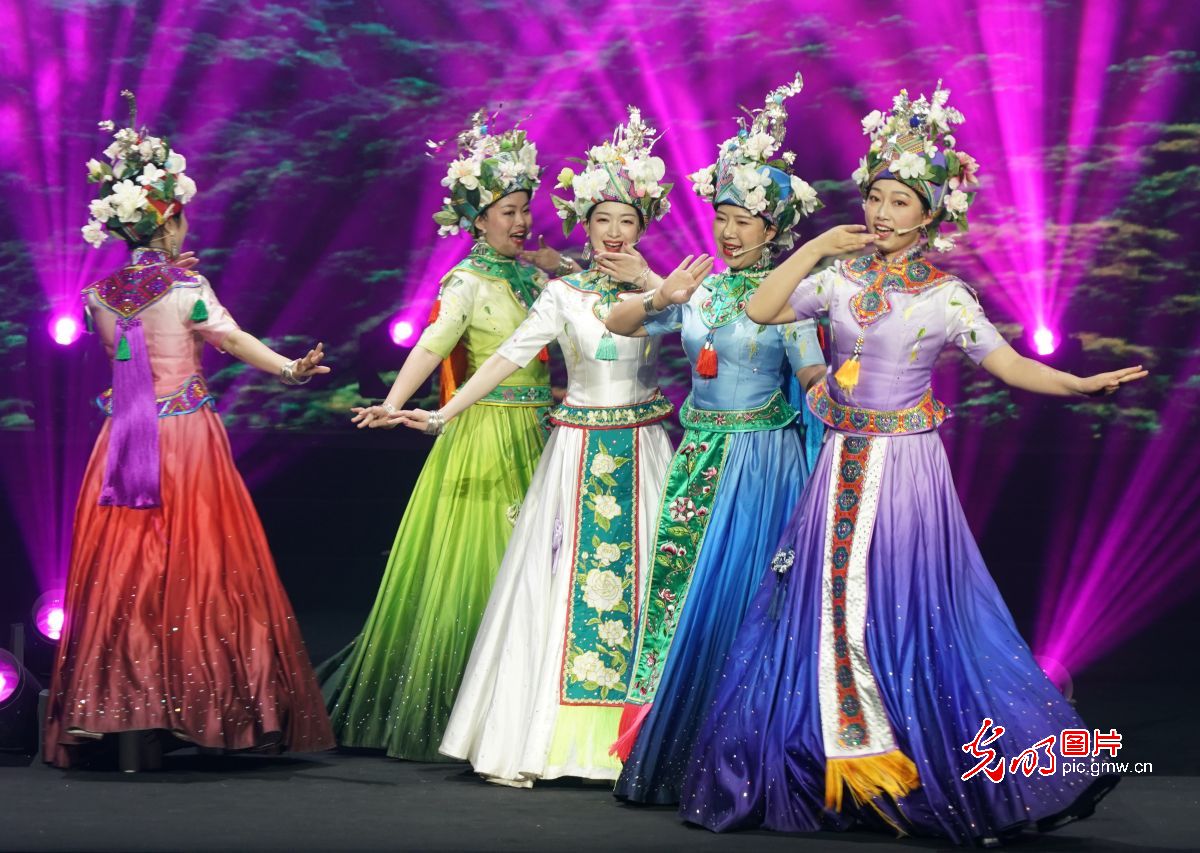 湖北宣恩：美轮美奂的华服主题秀典
