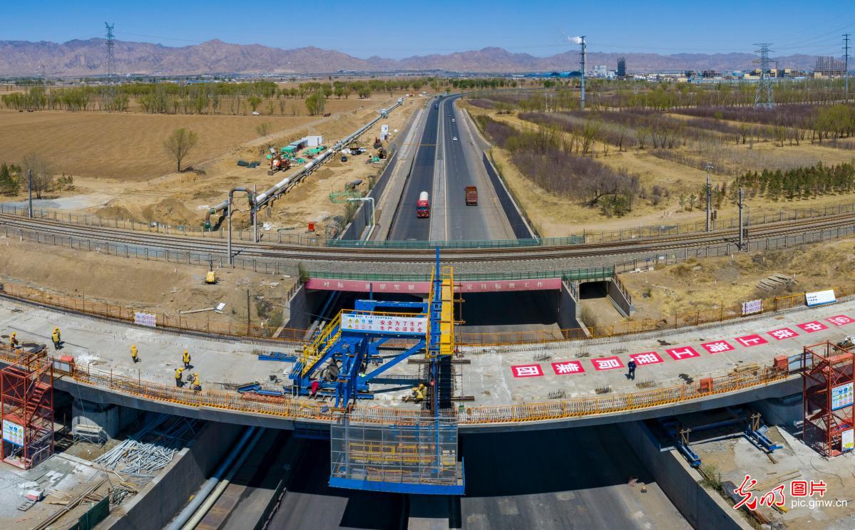包银高铁跨包头南绕城公路大桥连续梁顺利合龙