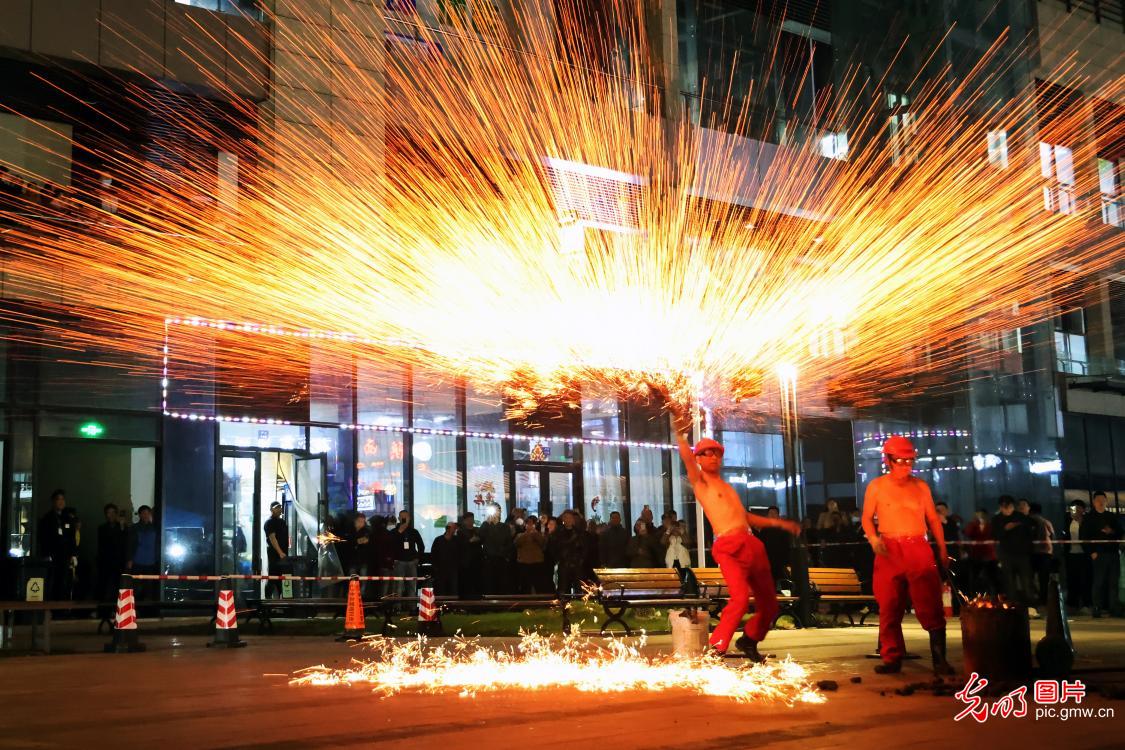 浙江舟山上演国家级非遗“打铁花”