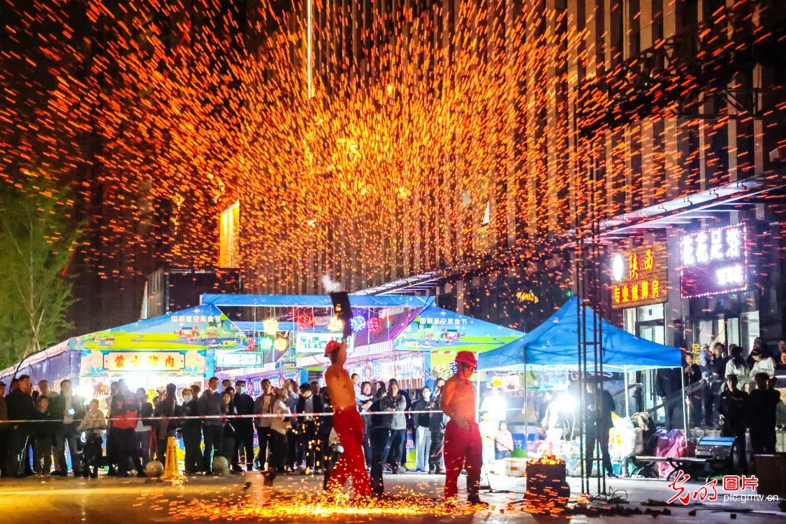 浙江舟山上演国家级非遗“打铁花”