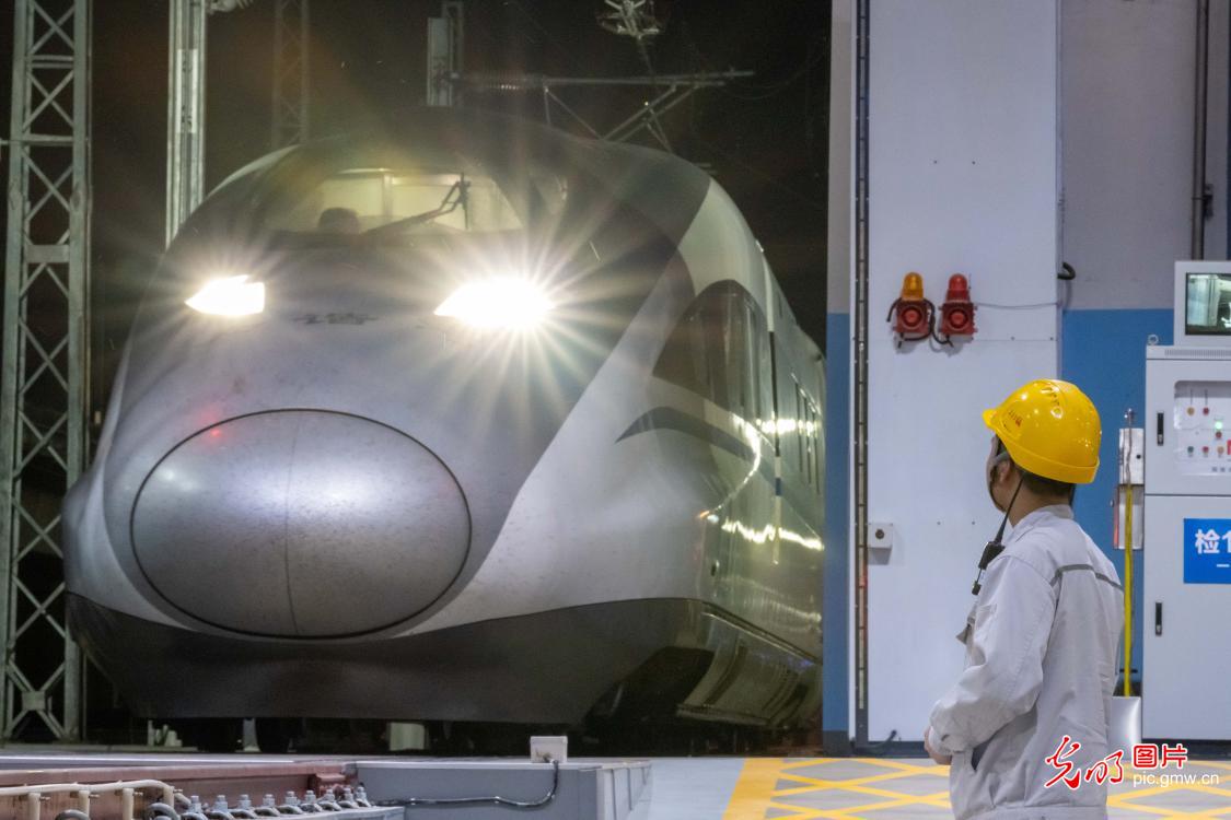 动车机械师坚守岗位保障旅客出行安全