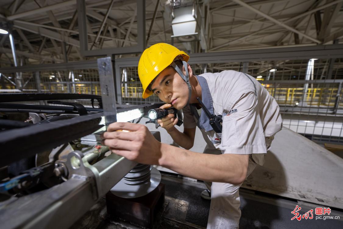 动车机械师坚守岗位保障旅客出行安全