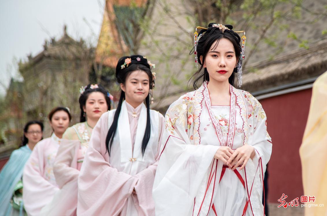 赏华服之美 品国风之韵