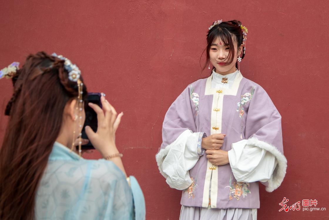 赏华服之美 品国风之韵