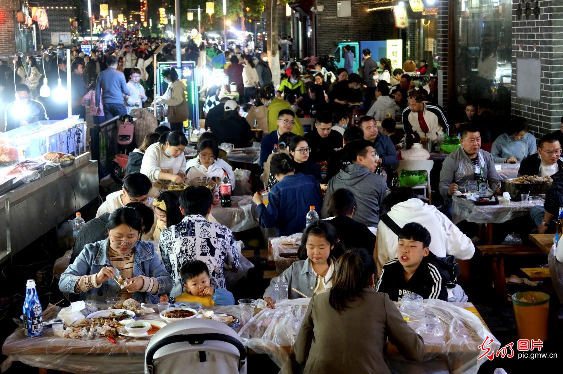 【百姓微生活】夜经济刺激街区消费增长