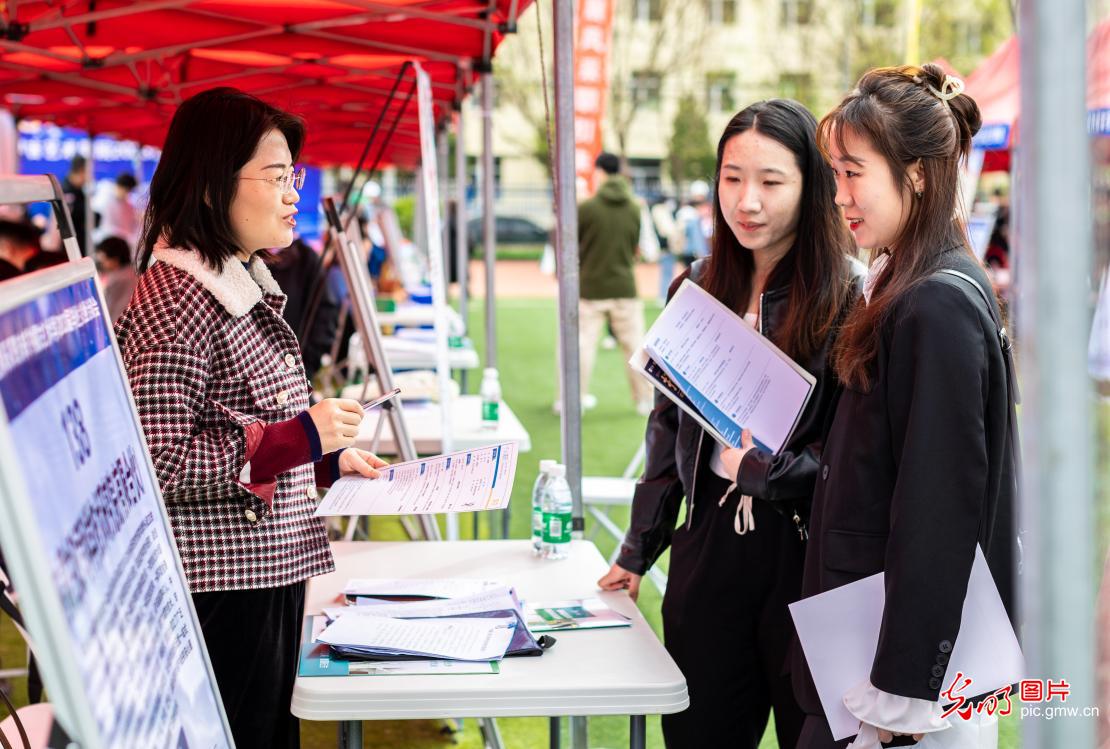高校艺术人才招聘会助大学生就业