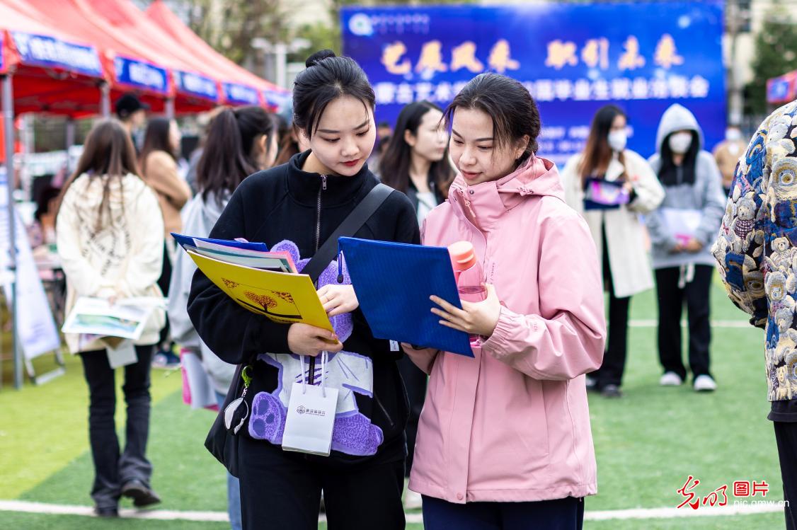 高校艺术人才招聘会助大学生就业