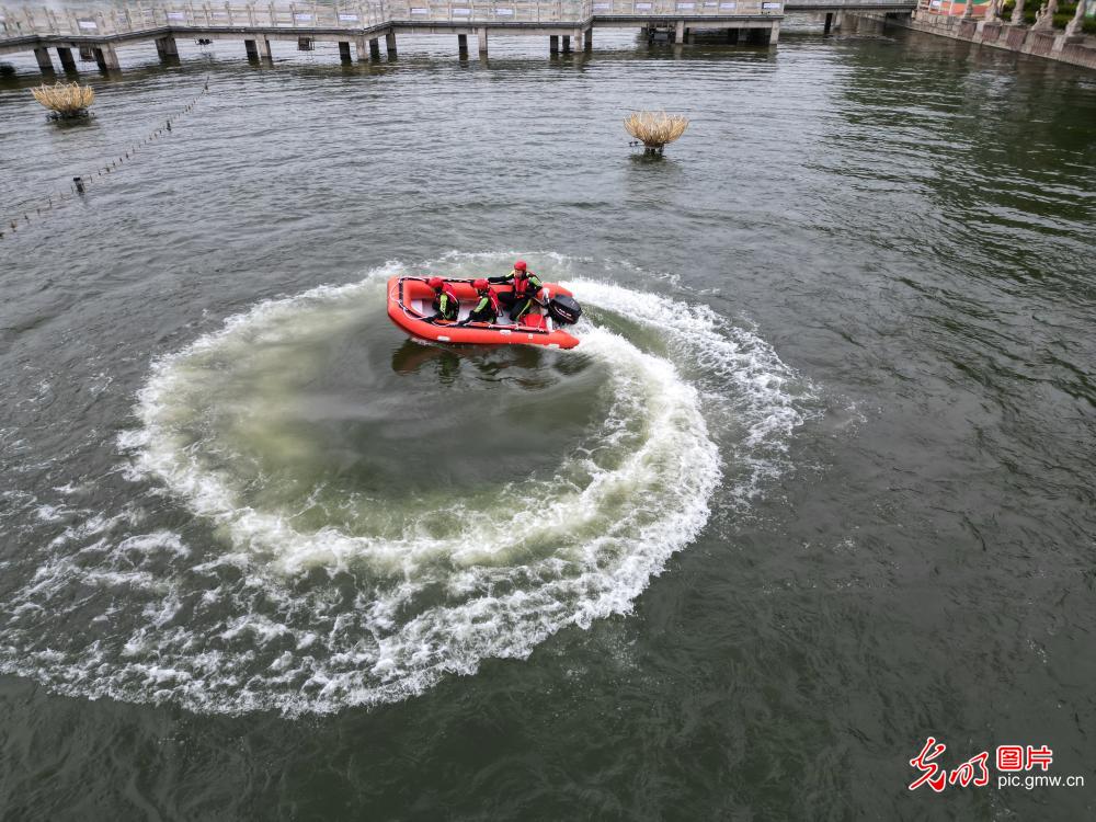 夏季汛期将至 水域救援训练忙