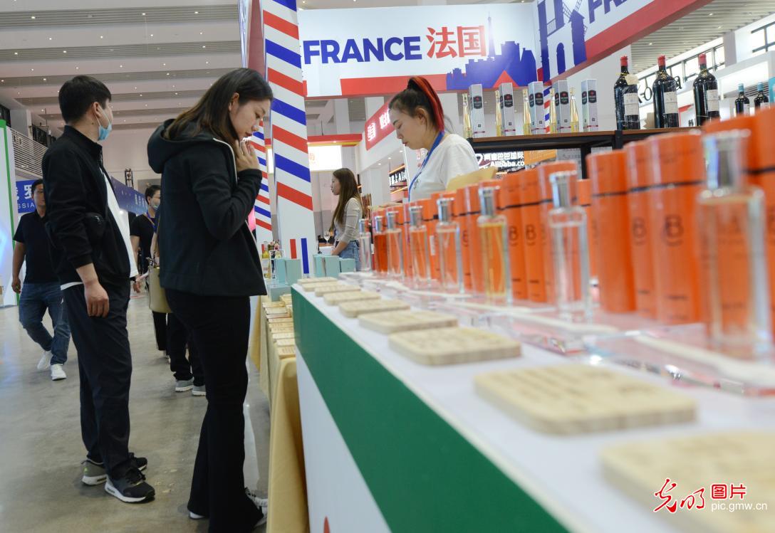 第七届全球跨境电商大会展览展示开启 第七届全球跨境电商大会展览展示开启