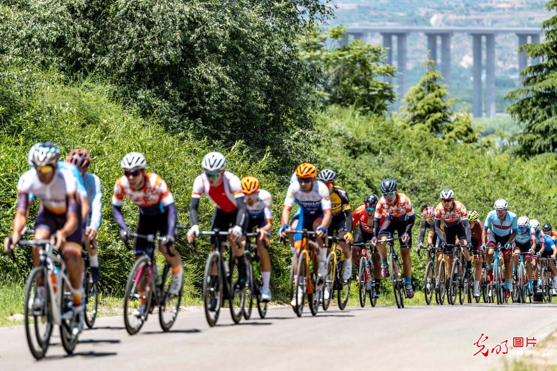 河南三门峡沿黄国际自行车邀请赛开赛