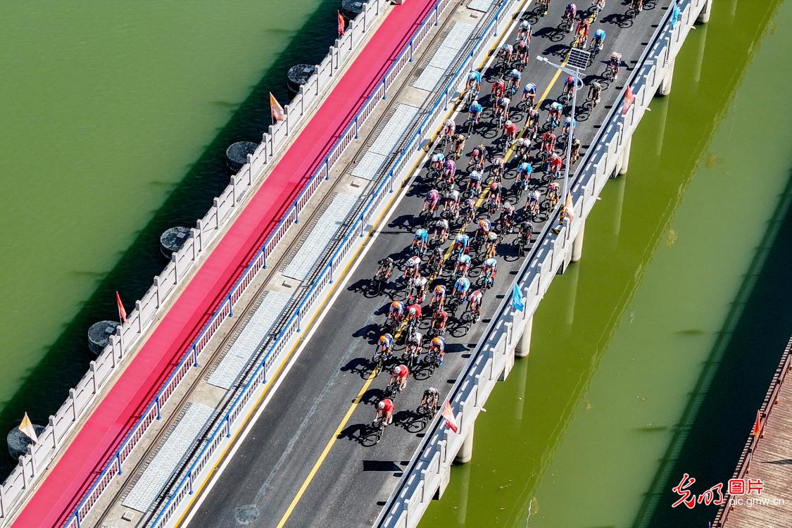 河南三门峡沿黄国际自行车邀请赛开赛