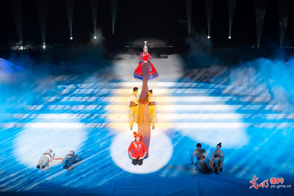 第四届中国民族服饰展演举行