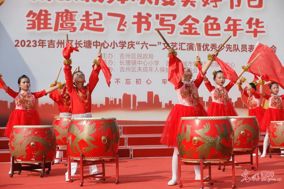 文艺汇演迎“六一”