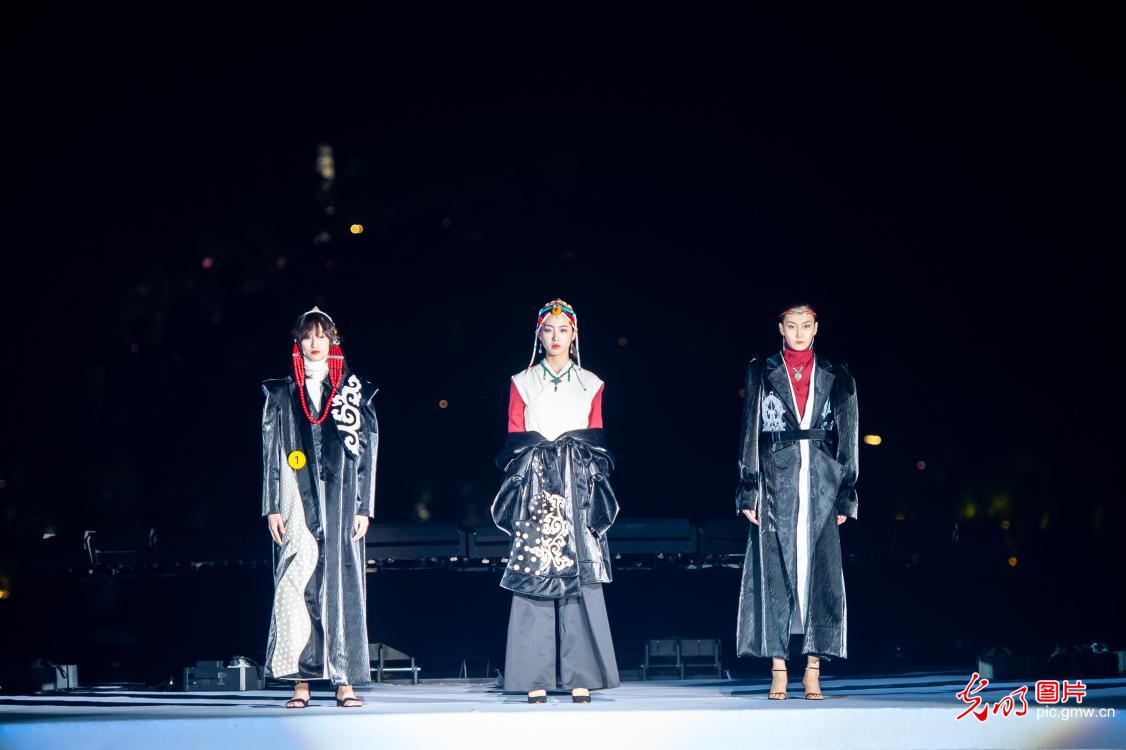 第四届中国民族服饰展演举行