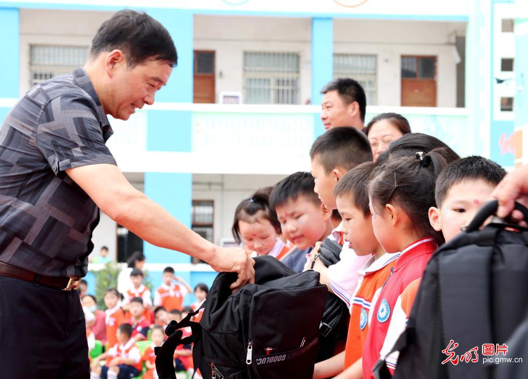 留守儿童欢度六一儿童节 留守儿童欢度六一儿童节