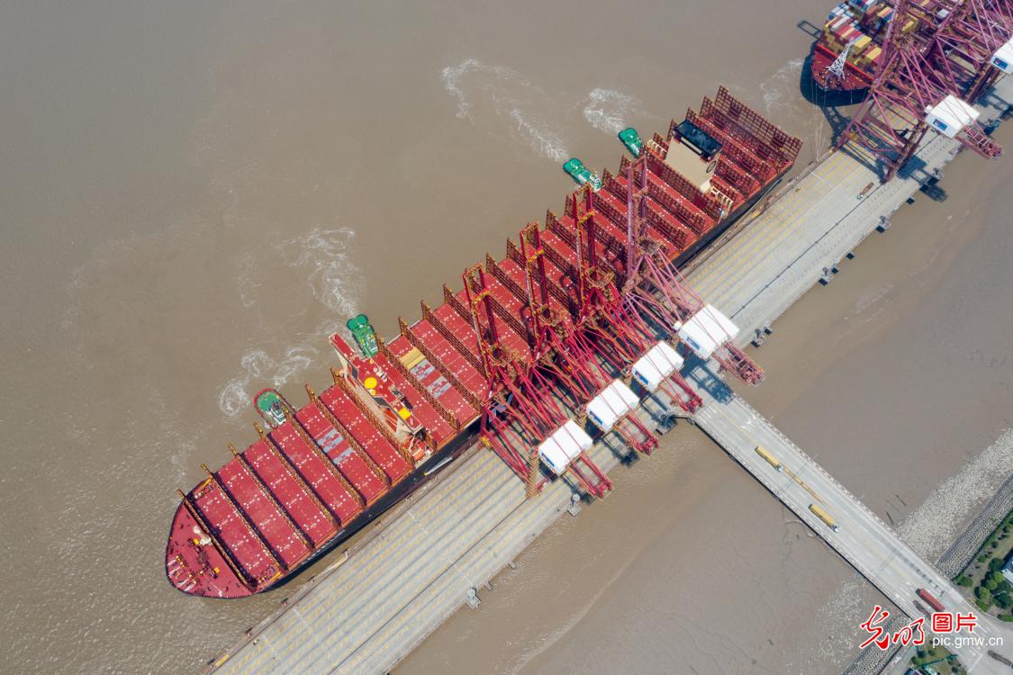 宁波舟山港迎来超大型集装箱班轮商业化运营的首航首靠