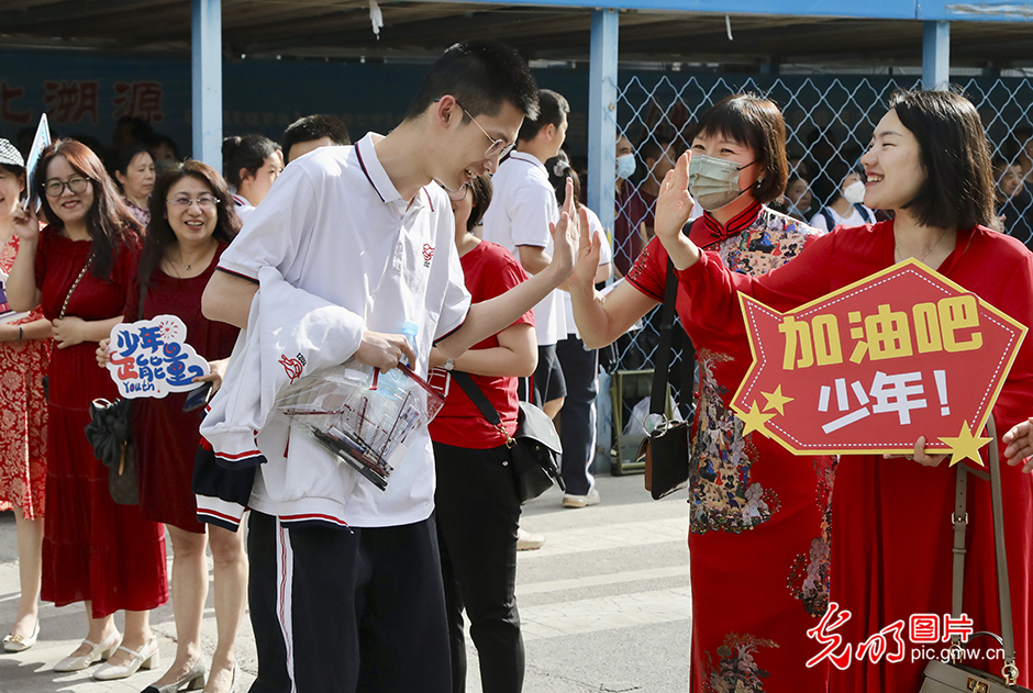 2023高考拉开帷幕 北京5.8万余人参加高考