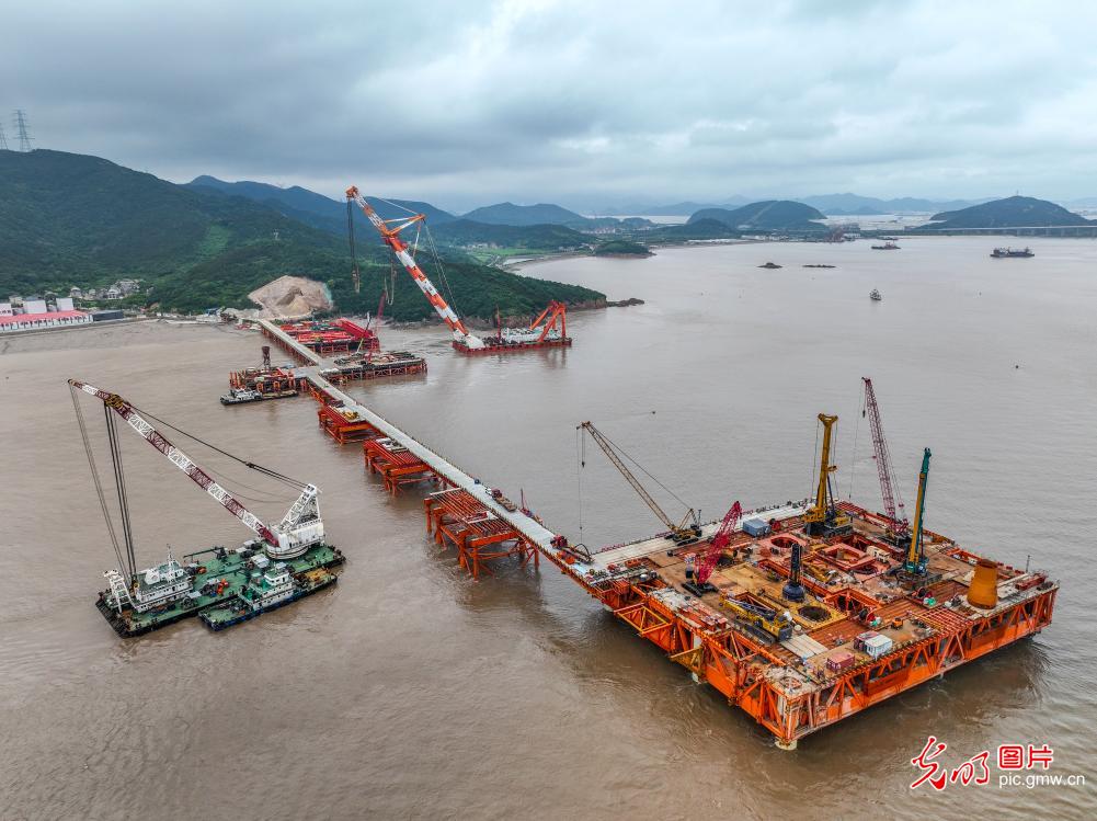 浙江舟山：西堠门公铁两用大桥施工栈桥一侧贯通
