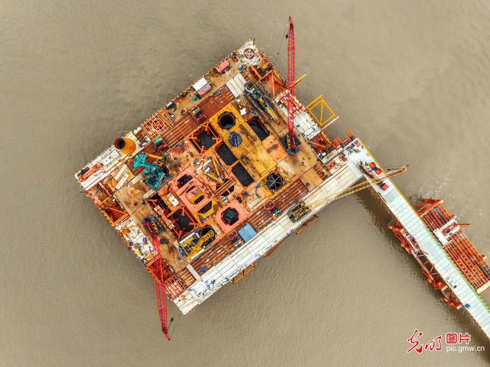 浙江舟山：西堠门公铁两用大桥施工栈桥一侧贯通