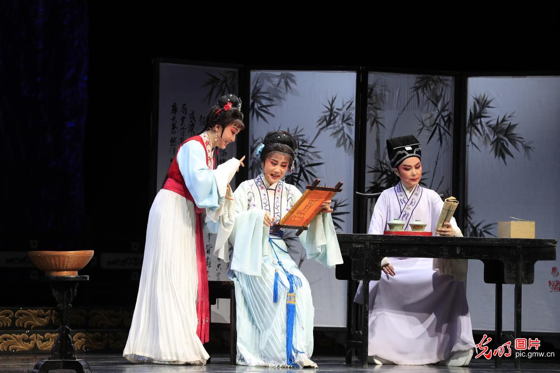 越剧新版经典剧目《五女拜寿》在北京上演