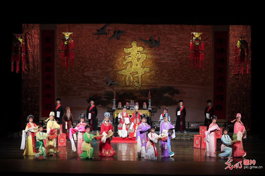 越剧新版经典剧目《五女拜寿》在北京上演