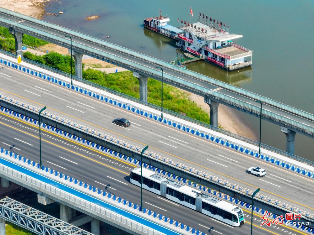 智能轨道快运系统T4线通车 智能轨道快运系统T4线通车