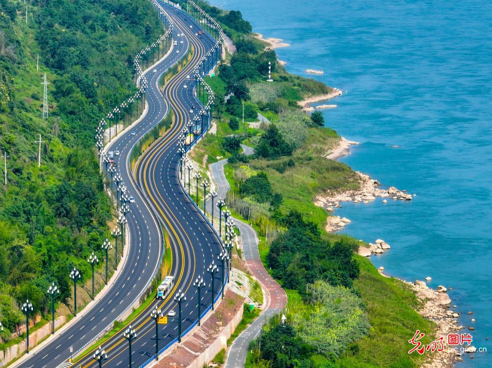 智能轨道快运系统T4线通车 智能轨道快运系统T4线通车