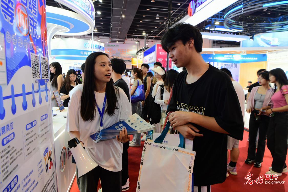 【百日冲刺促就业】毕业季 各地专项招聘会护航大学生青年就业 【百日冲刺促就业】毕业季 各地专项招聘会护航大学生青年就业