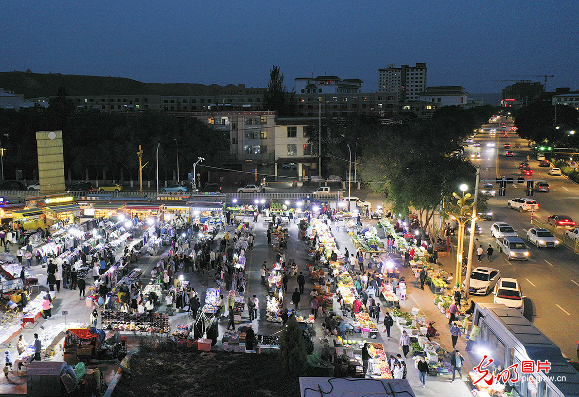 青海海南州:花样“夜购”释放消费新活力 青海海南州:花样“夜购”释放消费新活力