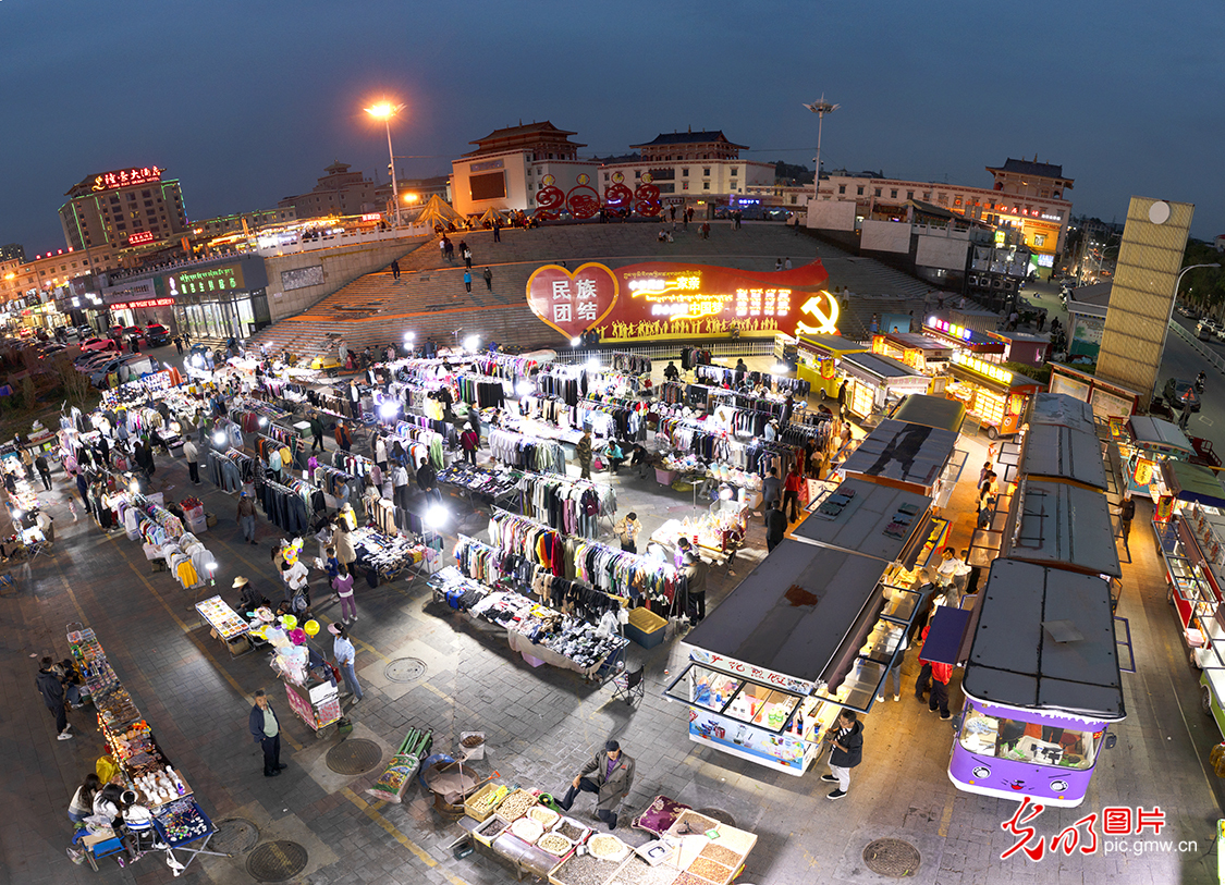 青海海南州:花样“夜购”释放消费新活力 青海海南州:花样“夜购”释放消费新活力